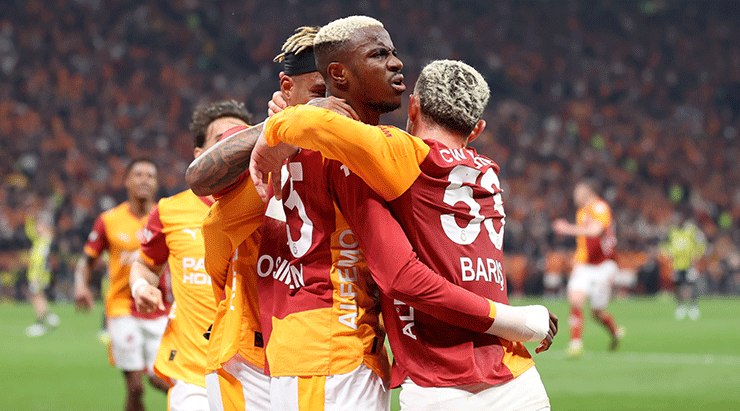 Galatasaray'da Osimhen ilk 11'e döner dönmez golünü attı! Fenerbahçe'ye sargı göndermesi