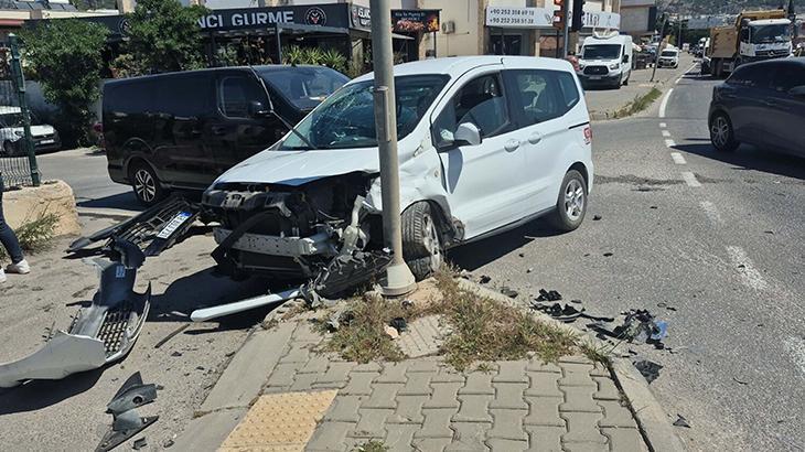 Bodrum’da trafik kazasında 2 Sahil Güvenlik personeli hafif yaralandı! Kaza kamerada