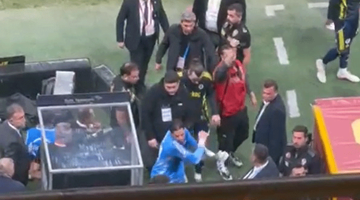 Fenerbahçe'ye derbide büyük şok! Ederson kırmızı kart gördü, VAR monitörüne vurdu