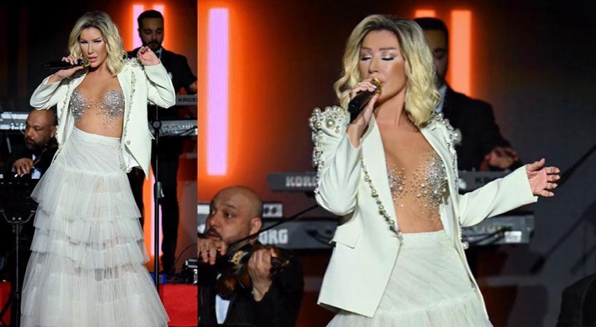 Seda Sayan sahnede evlilik yıl dönümünü kutladı! ‘Benden razı mısın?'