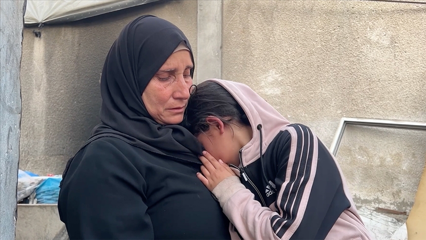 Gazze'de İsrail bombardımanında babasını kaybeden küçük kızın tek isteği eve dönmek