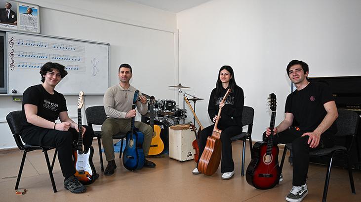 'Askıda Çalgı' projesiyle yüzlerce öğrenciye hediye enstrüman